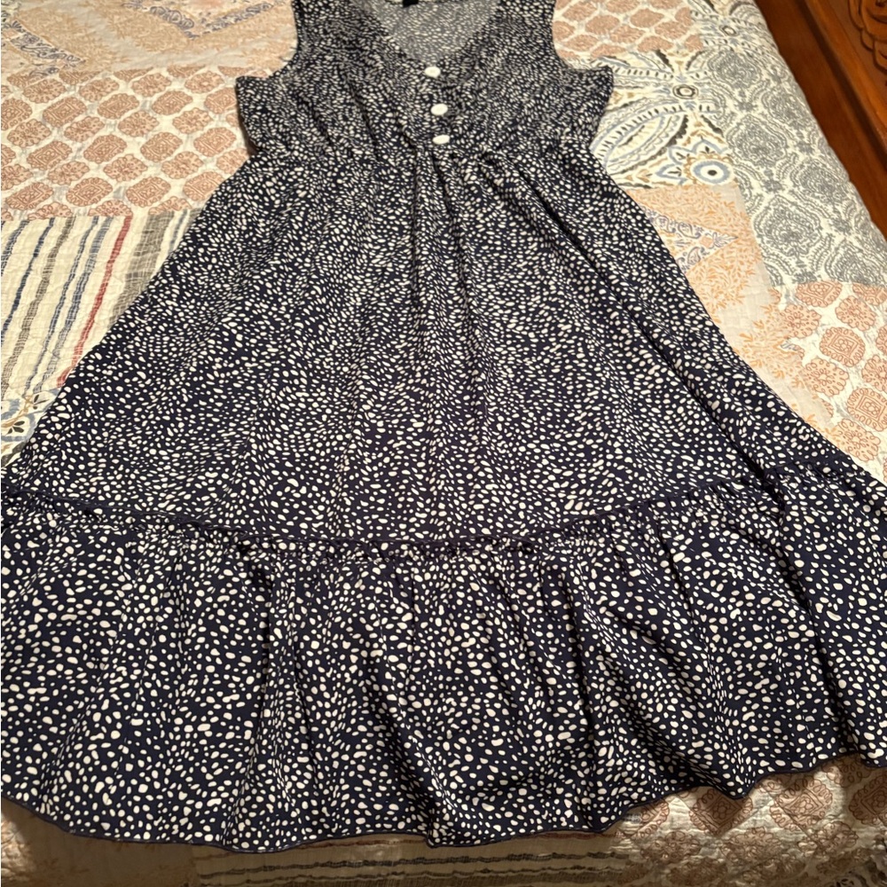 Polka dot dress with bottom flounce